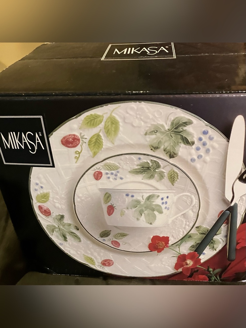 New Mikasa Country Berries 20 Piece Service for 4 Dinner, Salad, Soup, Cup & Sau